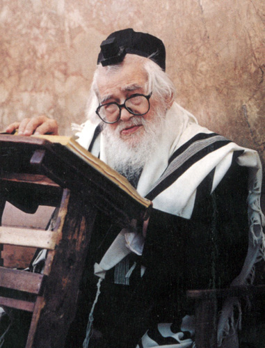Maran Harav Shach Zt''l Delivering A Eulogy On Rav Moshe Feinstein Zt''l At His Funeral - 1986 Maran Harav Shach Zt''l Delivering A Eulogy On Rav Moshe Feinstein Zt''l At His Funeral - 1986